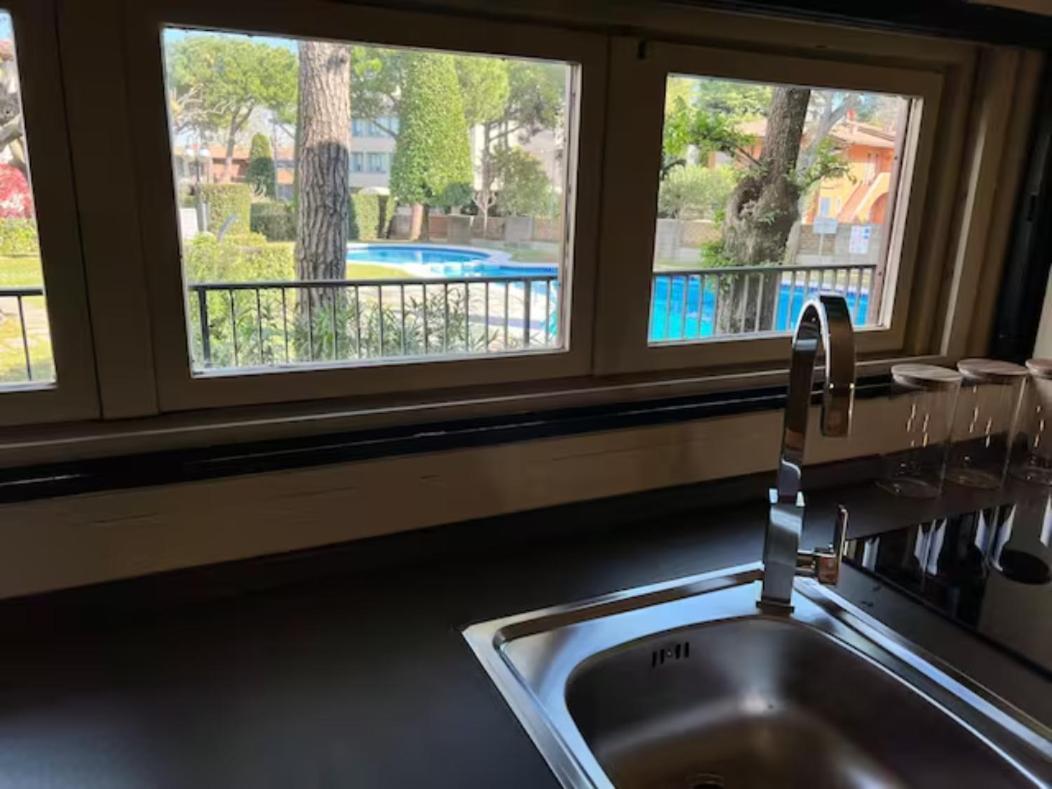 Lido Galeazzi Giant Pool Apartment Сирмионе Екстериор снимка