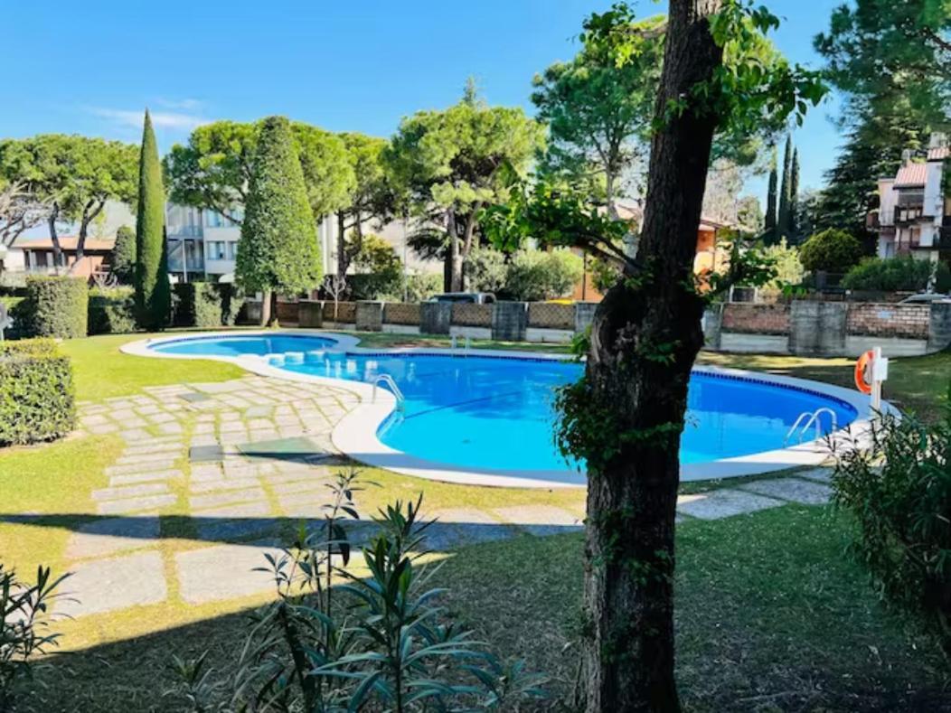 Lido Galeazzi Giant Pool Apartment Сирмионе Екстериор снимка